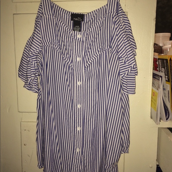 Rue 21. Cold shoulder top - Picture 1 of 3